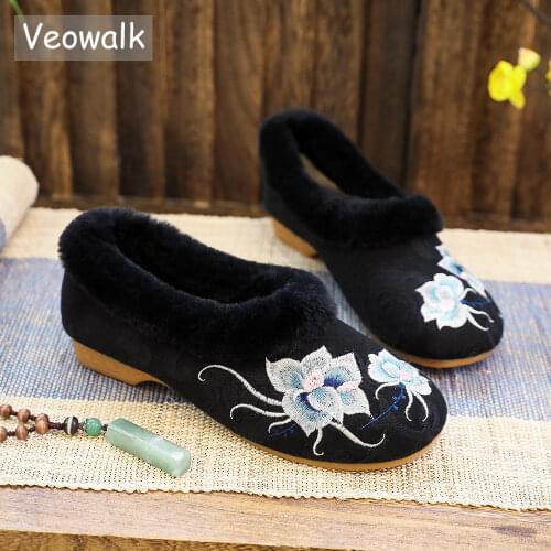 Veowalk 2019 Winter Women Canvas Embroidered Ballet Flats Super Warm Fur Lining Vintage Ladies Comfort Embroidered Shoes