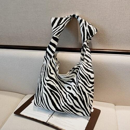 2021The New Tide Fashion Texture One-Shoulder Armpit Bag Foreign Gas Tote Bag