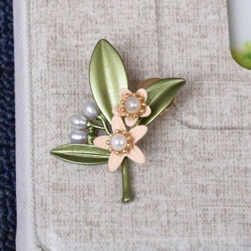 What a beautiful ornament Vintage flower leaf Freshwater Pearl Brooch green antique paint retro brooch brooch