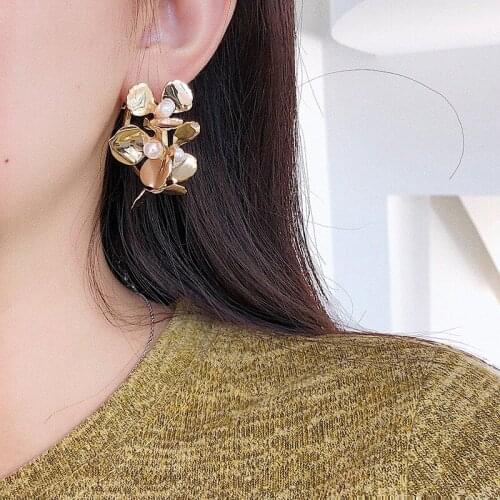 Rongho New Brand Metal Flower Statement Earrings for Women Pearl Earring Tridimensional Flower Hoop Earring Punk Jewelry