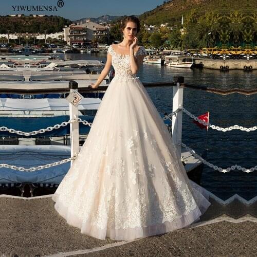 Champagnes Lace Appliques Short Sleeves Beach Wedding Dresses 2020 Vintage Backless Bridal Gown Sweep Train Robe De Marriage