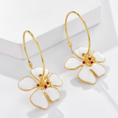 New Classic Geometric Pendant Earrings European and American Sexy Flower Leaf Drop Earrings Korean Womens Jewelry White Black