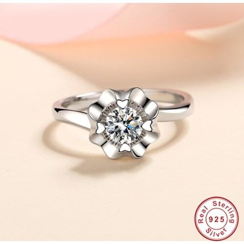 Geoki 925 Sterling Silver Passed Diamond Test 0.5 Ct Perfect Cut D Color VVS1 Moissanite Love Flower Ring Luxury Party Jewelry