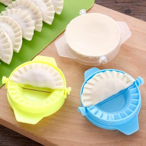 2020 New Plastic Color Pinch Dumpling Holder Household Dumpling Making Mold Kitchen Creative Manual Dumpling Making Machine