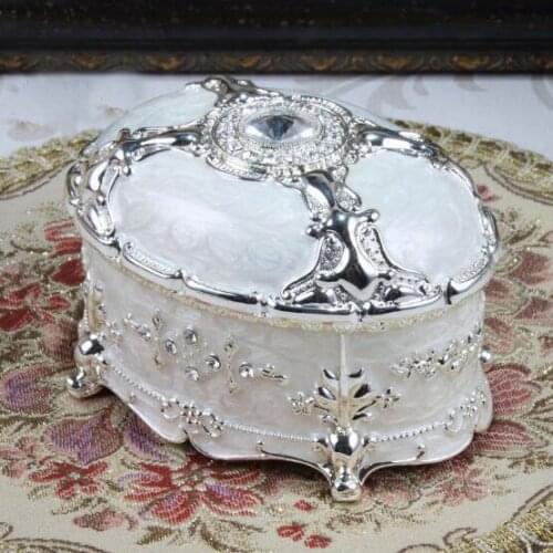 Size M Vintage Home Decor Fashion Metal Jewelry Box White Color Enameled Necklace Pendant Ring Gift Storage Chest
