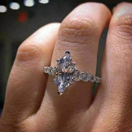 Huitan Fashion Luxury Womens Engagement Rings Low-key Design Elegant Female Proposal Rings Shiny Cubic Zirconia Wedding Jewelry