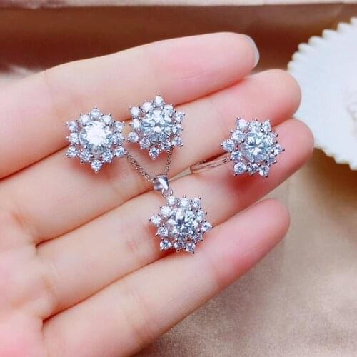 Special recommendation, 925 Sterling silver, popular style. 1 ct moissaniteThe world is booming. Ring ear nail necklace