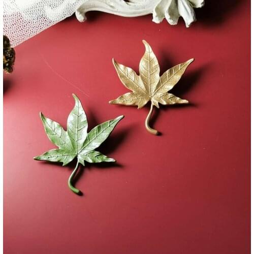 Brooch dumb light into the maple leaves of the lacquer that bake cameo brooch contracted female antique art coat pins