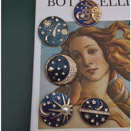 Astrology Sky Blue Star Moon Sun Star Galaxies Badge Pin Round Starry Sky Planet Brooch Enamel Lapel Pin Fashion Jewerly