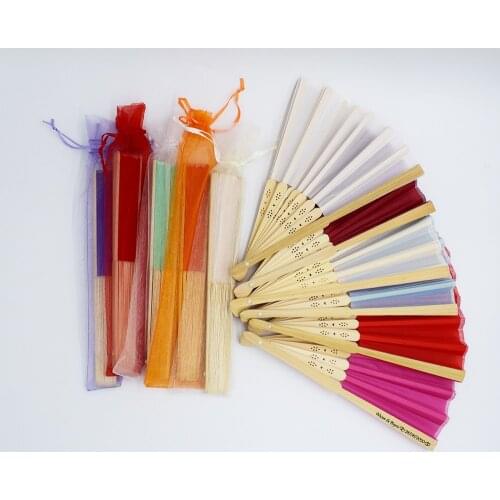 Auviderin 100pcs Personalized Names Wedding Gift Hand Fan for Wedding Party Favors Gift in Organza Gift Bag