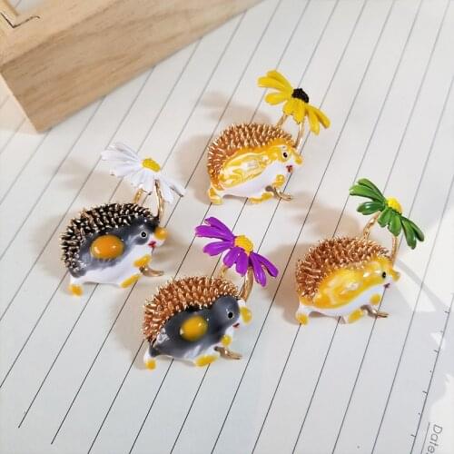 4 Colors Walking Hedgehog Brooches Cute Animal Daisy Corsage Lapel Pin Scarf Bag Clothes Classic Jewelry Gift for Woman Girl