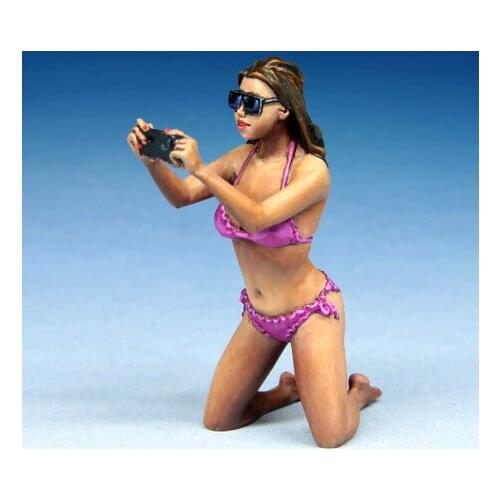 Unpainted Kit 1/35 modern take photos of GIRL beach figure Resin Figure Model Kit Resin Kit Unassambled