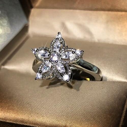 New five-claw inlaid horse eye crystal plum blossom-shaped full diamond ring, luxury and elegant ladies silver jewelry