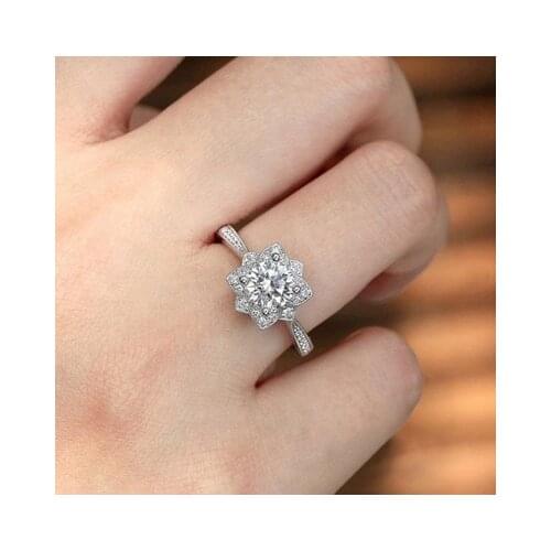 Romantic Female Crystal White Snowflower Ring Luxury Promise Silver color Engagement Ring Bridal Wedding Rings For Women Jewelry