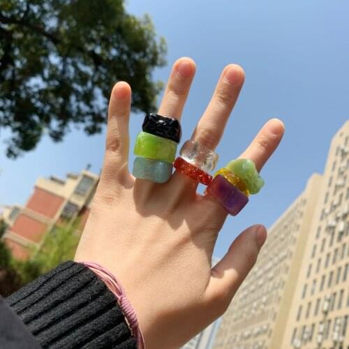 2021 New Simple Vintage Trendy Colourful Candy Resin Acrylic Rings for Women Fashion Geometric Round Rings Jewelry Party Gifts