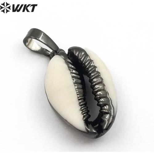 WT-JP026 Wholesale Custom Fashion Natural Tiny Shell Pendant With Black Gun Plated Lovely Tiny Cowrie Shell Pendant For Jewelry
