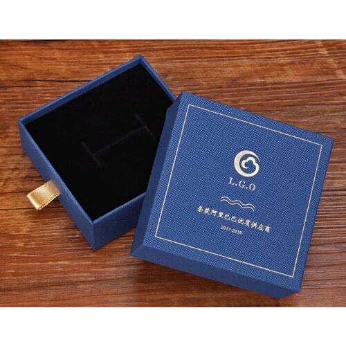 Luxury magnetic closure gift box gold hot stamping logo white paper gift box packaging ---XP0343