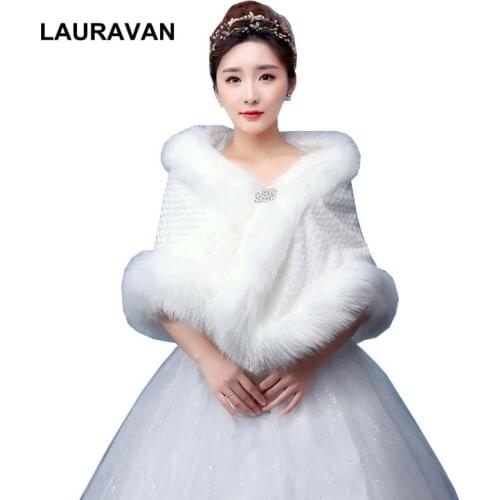 2020 Hot Sale Fashion Elegant Warm Faux Fur Ivory Bride Bolero Wedding Wrap Shawl Bridal Jackets Coat Accessories Stone Brooch