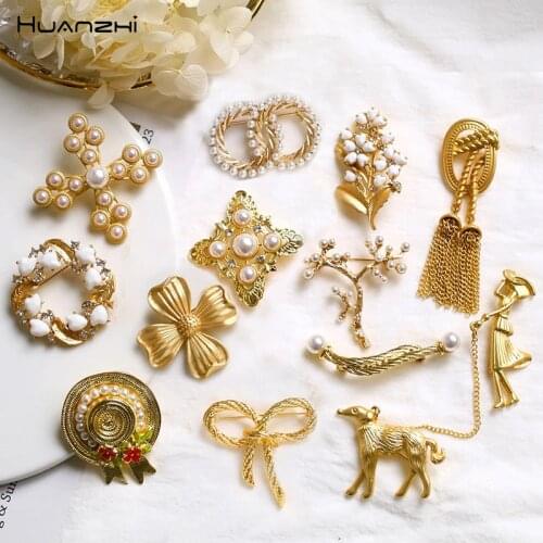 HUANZHI Vintage Gold Color Pearls Crystal Pin Bow Dog Hat Flower Tree Cross Geometric Brooch for Women Jewelry Accessories Gifts