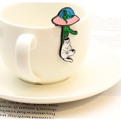 XCMRYSP Cartoon Fun Cat UFO Badge Brooch Creative Alien Metal Enamel Lapel Pin Backpack Clothes Fashion Jewelry Gift for Men