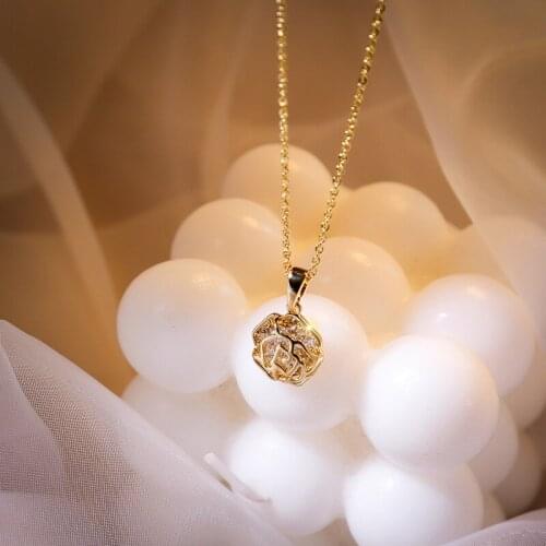Hollow Rose Pendant Korean Style Micro Inlaid Zircon Necklace Fashion Clavicle Chain Sweet Womens Necklace Holiday Gift