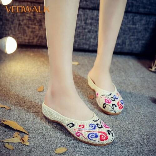 Veowalk Summer Women Beige Linen Cotton Closed Toe Flat Slippers Ladies Vintage Chinese Style Embroidered Mules Shoes Beige