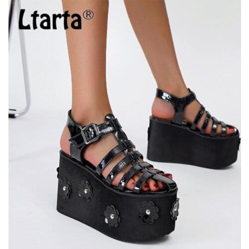 LTARTA Summer Casual Platform Womens Shoes Fashion Platform With Color Matching Flowers Roman Baotou Womens Sandals CWF