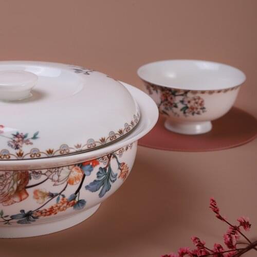 Round ceramic soup pot with cover