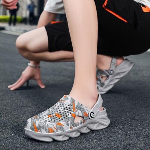 Men Causal Summer Sandals EVA Garden Clogs Sandals Soft Graffiti Hospital Shoes Men Slip On Beach Water Slippers Zapatos Hombre