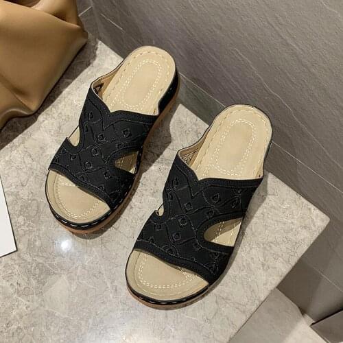 2021, new European and American Laser Embroidered Thick soled sandals, large solid color womens shoes