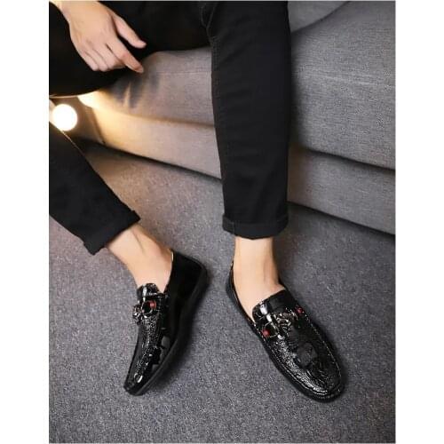 Mens Spring Autumn Casual Shoes Crocodile Pattern Bright Leather Metal Tiger Head bean Shoes Wear Resistant Casual Shoes