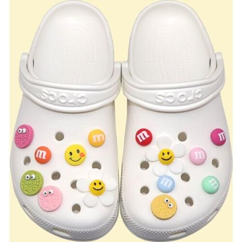 Crocses Charms Designer DIY Smiley Flower Biscuit M Bean Shoes Decaration for Croc JIBZ Clogs Kids Boys Women Girls Gifts