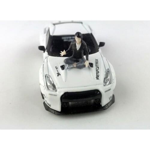 Car model accessories 1/64 scale resin doll doll girl sitting on the hood crying figure doll model gift accessory model display