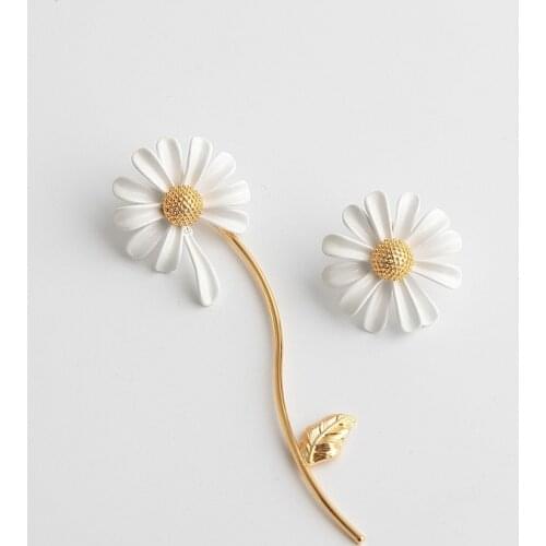 FFLACELL 2020 Spring New Elf White Drop Glaze Asymmetric Small Daisy Tassel Flower Ear Stud Earrings For Women