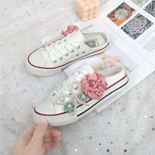 2021 spring and summer new Baotou womens pearl flower round head rubber flat lace casual canvas shoes half drag