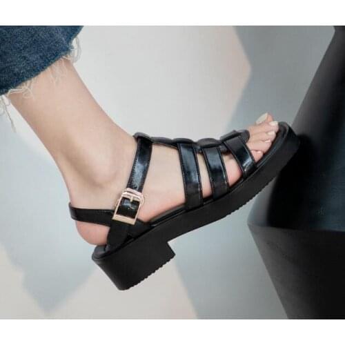 Drop Shipping Girls Rome Brown Black Patent Leather Open Toe Cuts Out Sandals Woman 45 MM Low Heels Buckle Casual Sandals Shoes