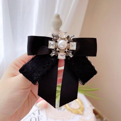 Korean Cloth Art Lace Bow Tie Brooch Rhinestone Pearl Neck Tie Lapel Pins Shirt Collar Luxulry Jewelry for Women Accessories