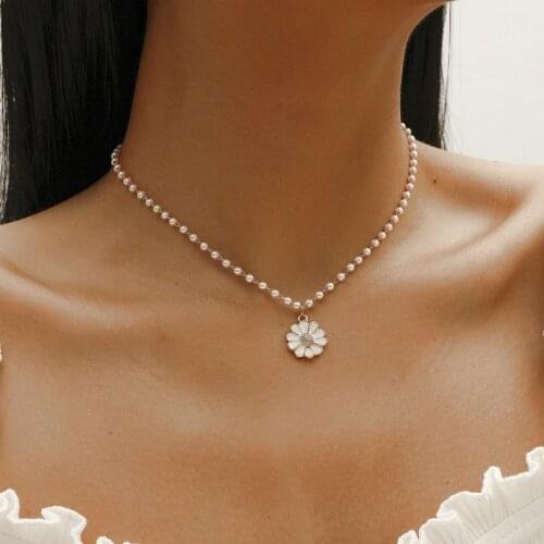 Fashion Elegant White Daisy Collar Imitation Pearl Choker Necklace for Women Sunflower Flower Pendant Bead Chain Jewelry Gift