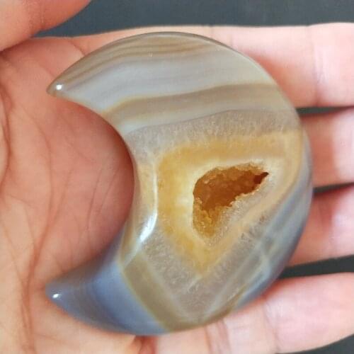 A Natural stones and crystals cristal tThe shape of the moon agate crystal cluster home decor palm stone very beautifulThe