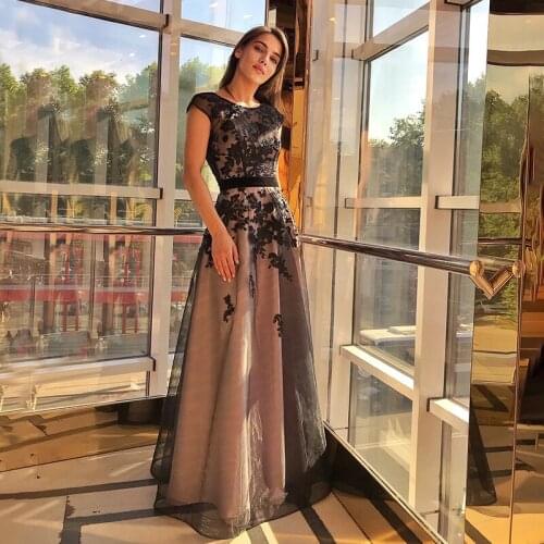 Elegant Lace Mother of the Bride Dresses Wedding Party Dresses Back Out Jewel Neck Cap Sleeves Appliqued