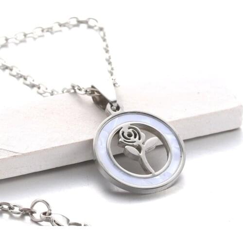 Gold Charm Case Material Hollow Rose Pendant Necklace Womens Jewelry Fashion Gold Necklaces and Pendants Jewelry