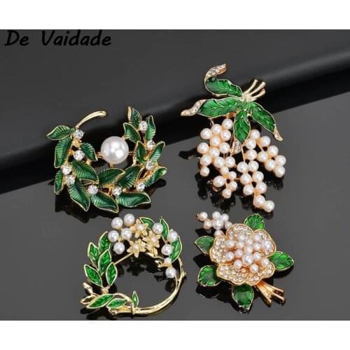 2021 Spring New Style Fashion Vintage Imitation-pearl Drops Oil Leaf Wreath Cardigan Brooches For Women Banquet Birthday Gifts