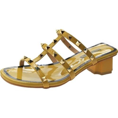 Woman sapatos de designer retro verão female sandálias princesa apartamentos couro patente chinelos jovens meninas sapatos nova