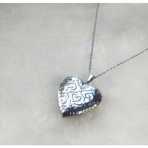 1pc New Relief Heart Pendant Necklace Cute Ferfume Photo Frame Charms Floating Locket Necklaces Women Fashion Memorial Jewelry