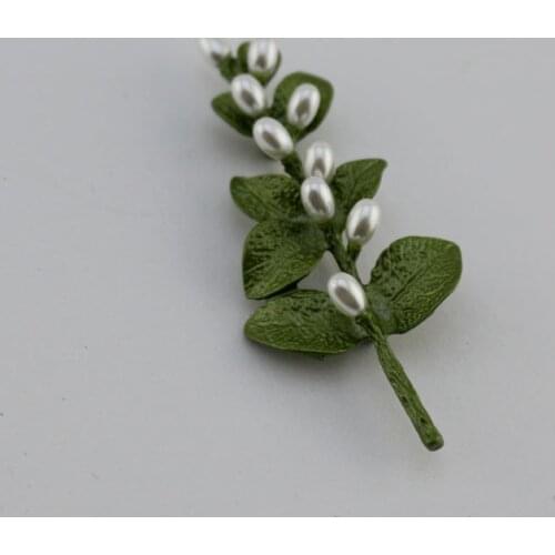 2020 New European and American style green Baking paint imitation pearl leaves brooch fashion personality female models