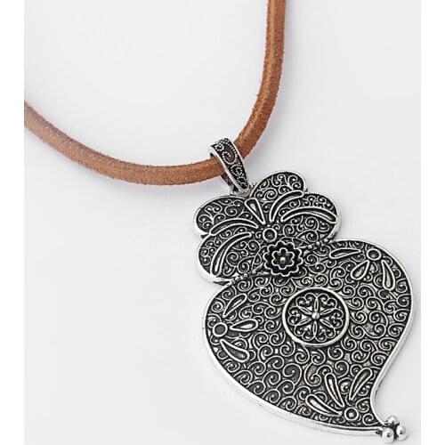 2x Heart Shaped Carved Flower Charm Pendant For DIY Fittings ACC