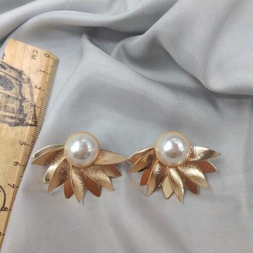 And American Qingdao jewelry earrings individual temperament retro versatile fashion leaf Pearl Earrings female D72