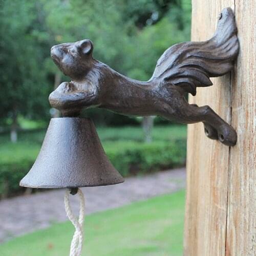 Retro Squirrel Figurines Cast Iron Wall Decor Hand Cranking Bell European Home Garden Wall Mounted Vintage Iron Welcome Bell