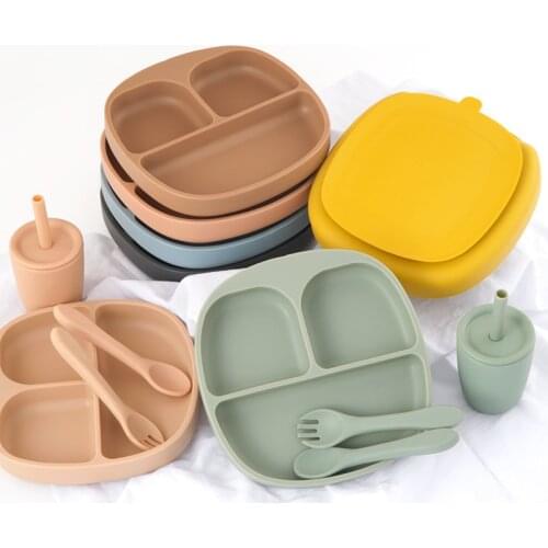 Customized Newborn Accessories Soft Silicone Tableware Fashionable Feeding Plate Waterproof Food Tray Spork Straw Cup Baby Stuff
