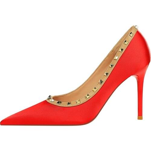European and American sexy nightclubs show thin large size thin heel Satin shallow mouth pointed metal rivet single shoes